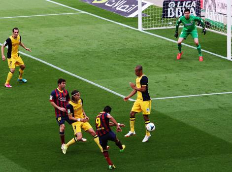 Si mette tutto male per l&#39;Atletico e al 34&#39; arriva il vantaggio del Barcellona: prodezza di Alexis Sanchez con un bolide sul primo palo da posizione impossibile. Afp